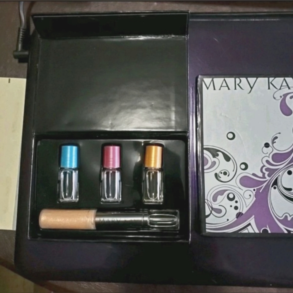 MARY KAY SIMPLY CHIC 4 Eau de Toilette Fragrances LIP GLOSS DUO GIFT SET NWT - Picture 3 of 3